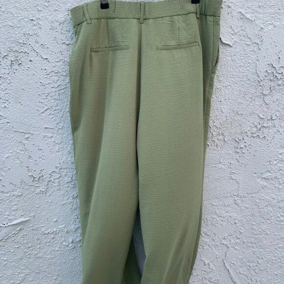 Green Wide Leg flowy slacks/pants - Picture 4 of 5